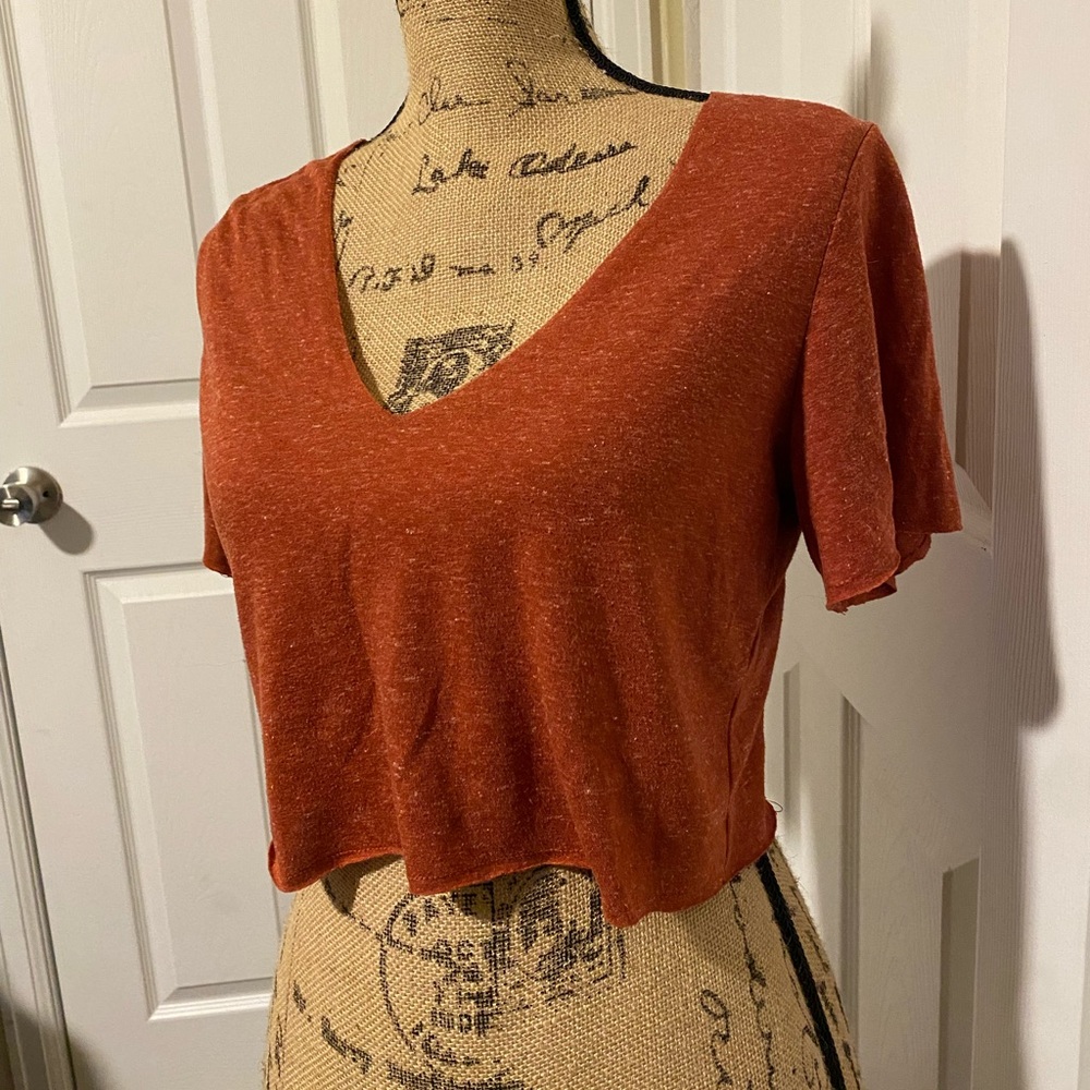 Cropped tee with v neck in dark orange color